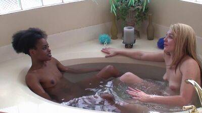 Ebony lesbian and her blonde girlfriend fuck in the tub - sunporno.com