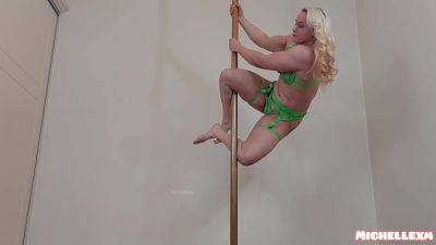 Hot Blonde Amazing Pole Dance - upornia.com - Britain